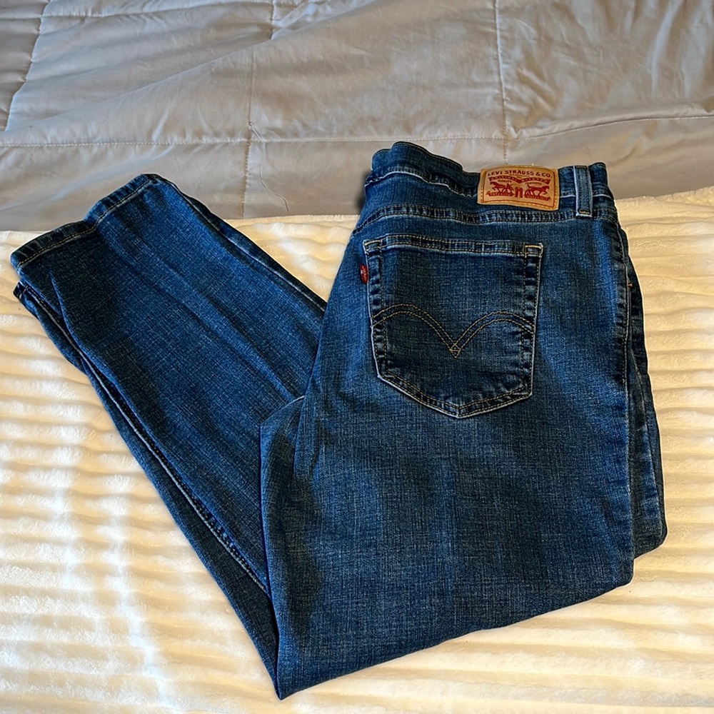 COPY - Women’s distressed boyfriend Levi’s